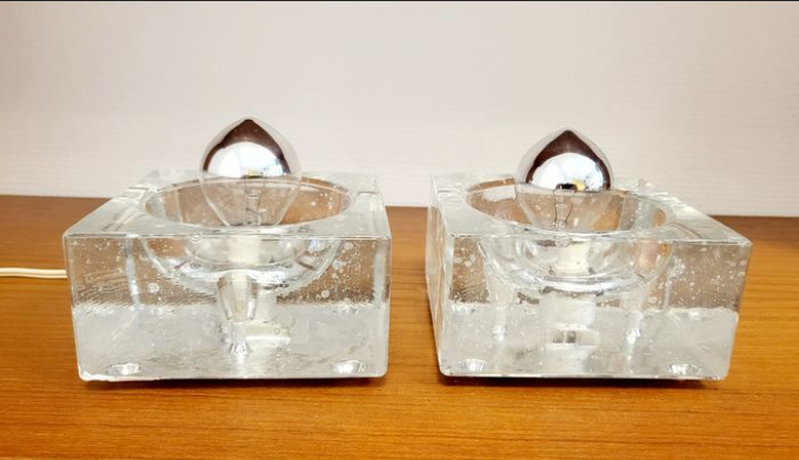 Deux appliques en verre coulé