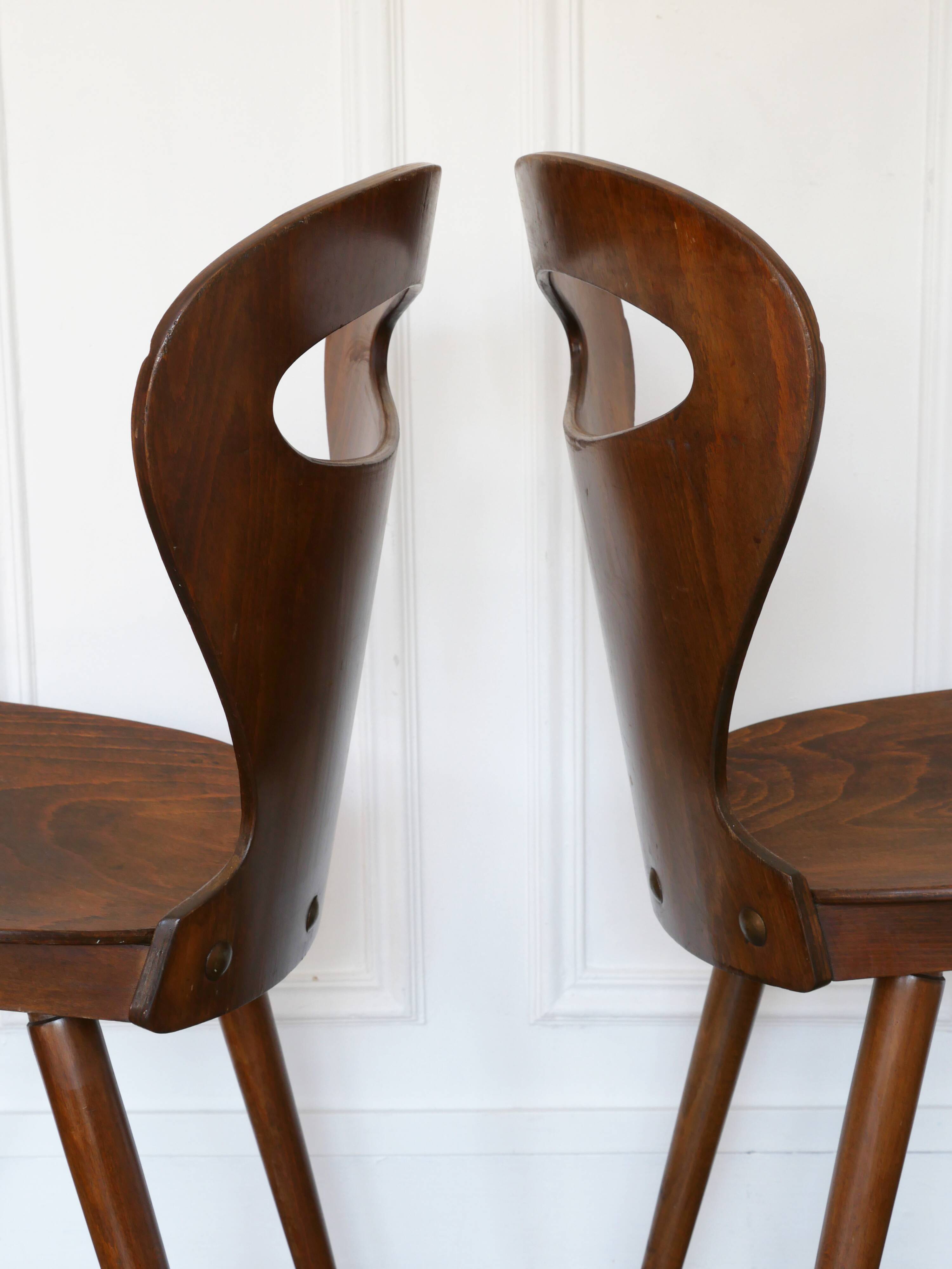 Suite of two Baumann Fourmi chairs