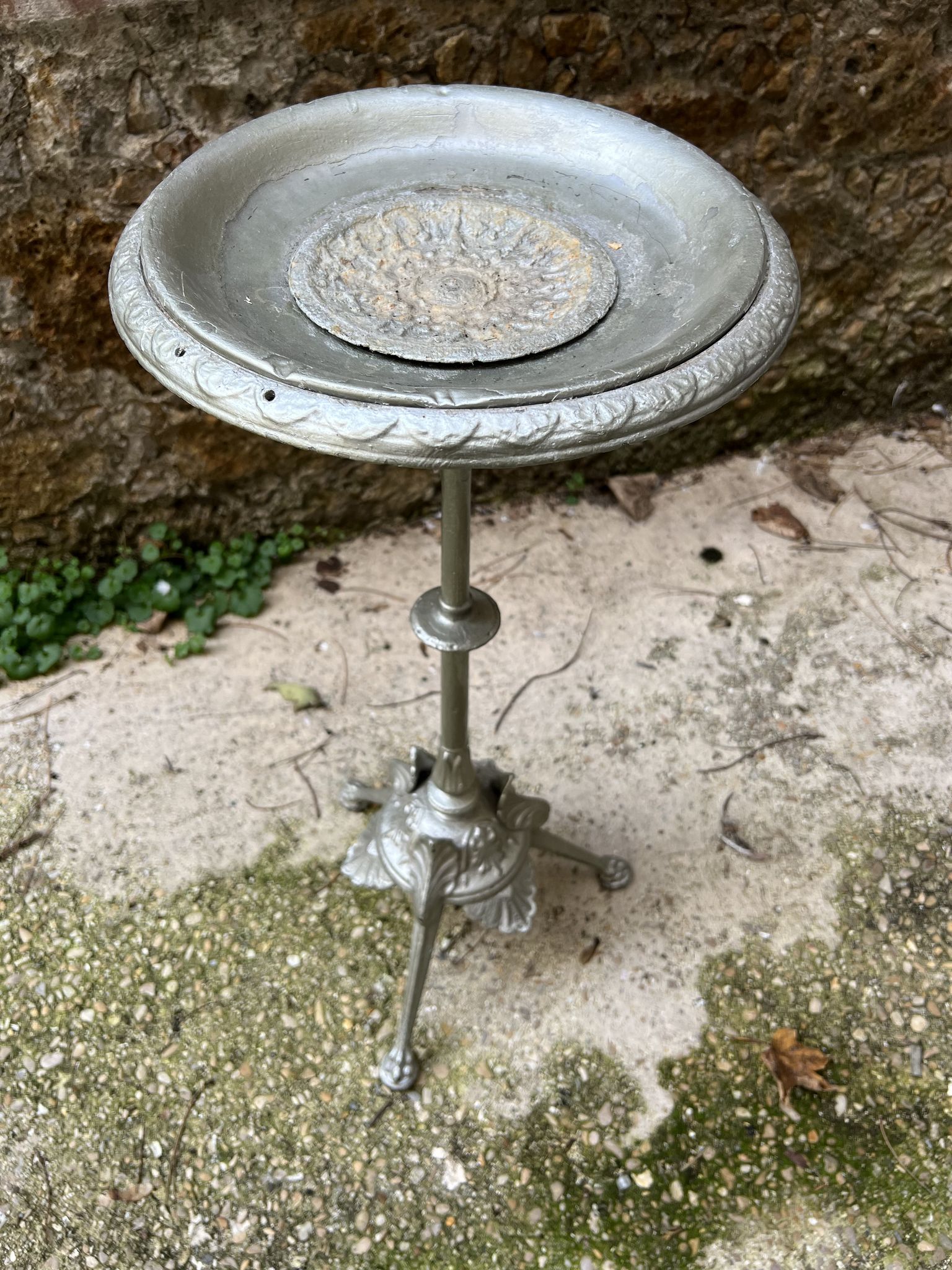 Side table pedestal table with silver cast iron plant