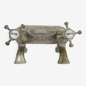 Ancien robinet de baignoire, cuisine en bronze argenté avec son porte savon en forme de coquille