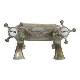 Ancien robinet de baignoire, cuisine en bronze argenté avec son porte savon en forme de coquille