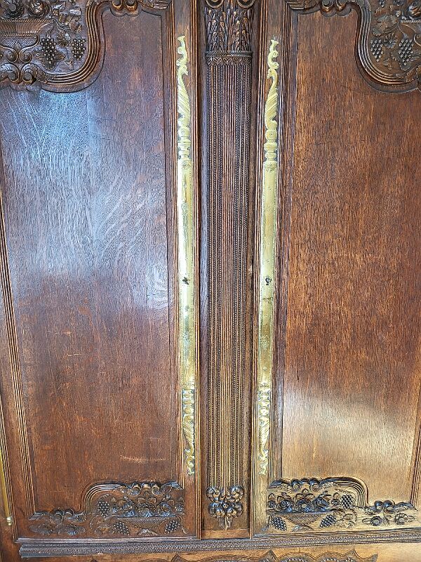 Armoire en chene sculptee du xviii ème siecle