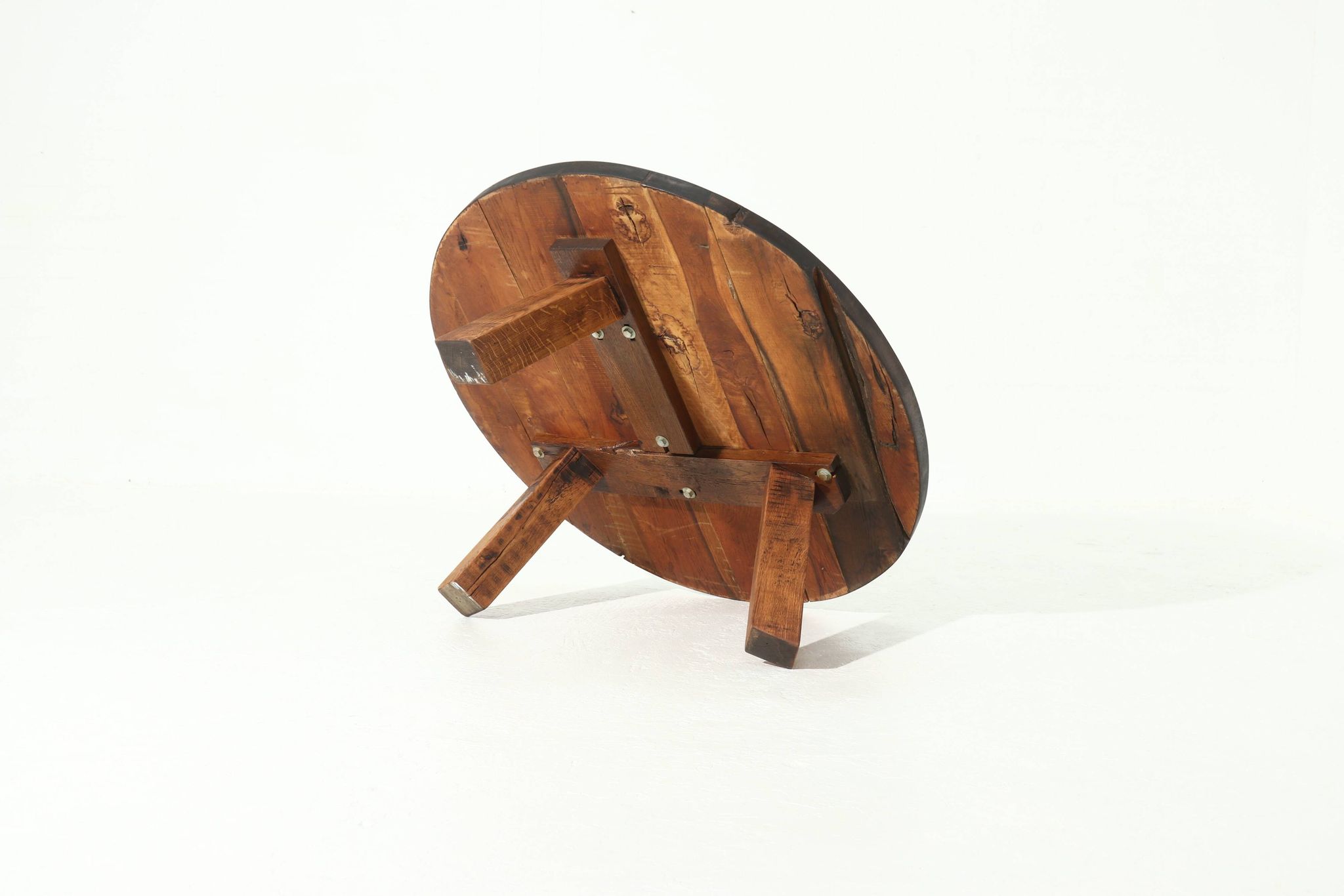 Table basse ronde tripode artisanale en chêne massif des années 1960