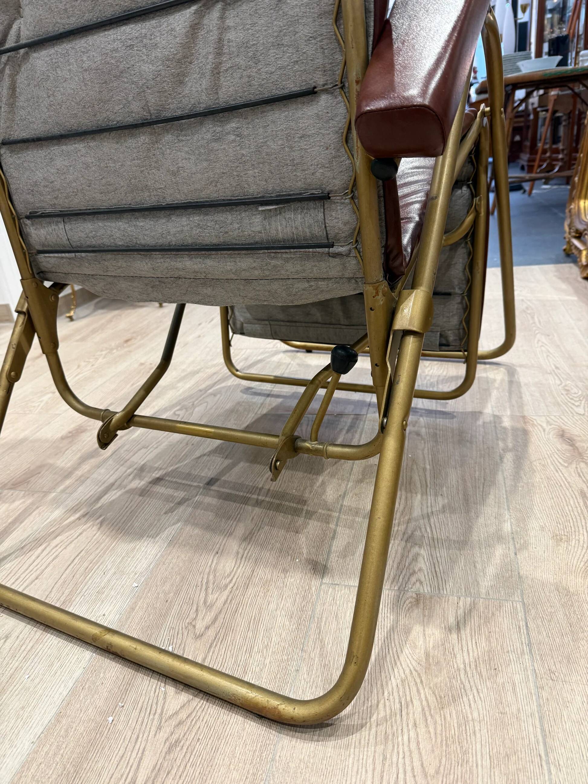 Reclining armchair in brown leather with tubular frame – Italy – 1960s/1970s