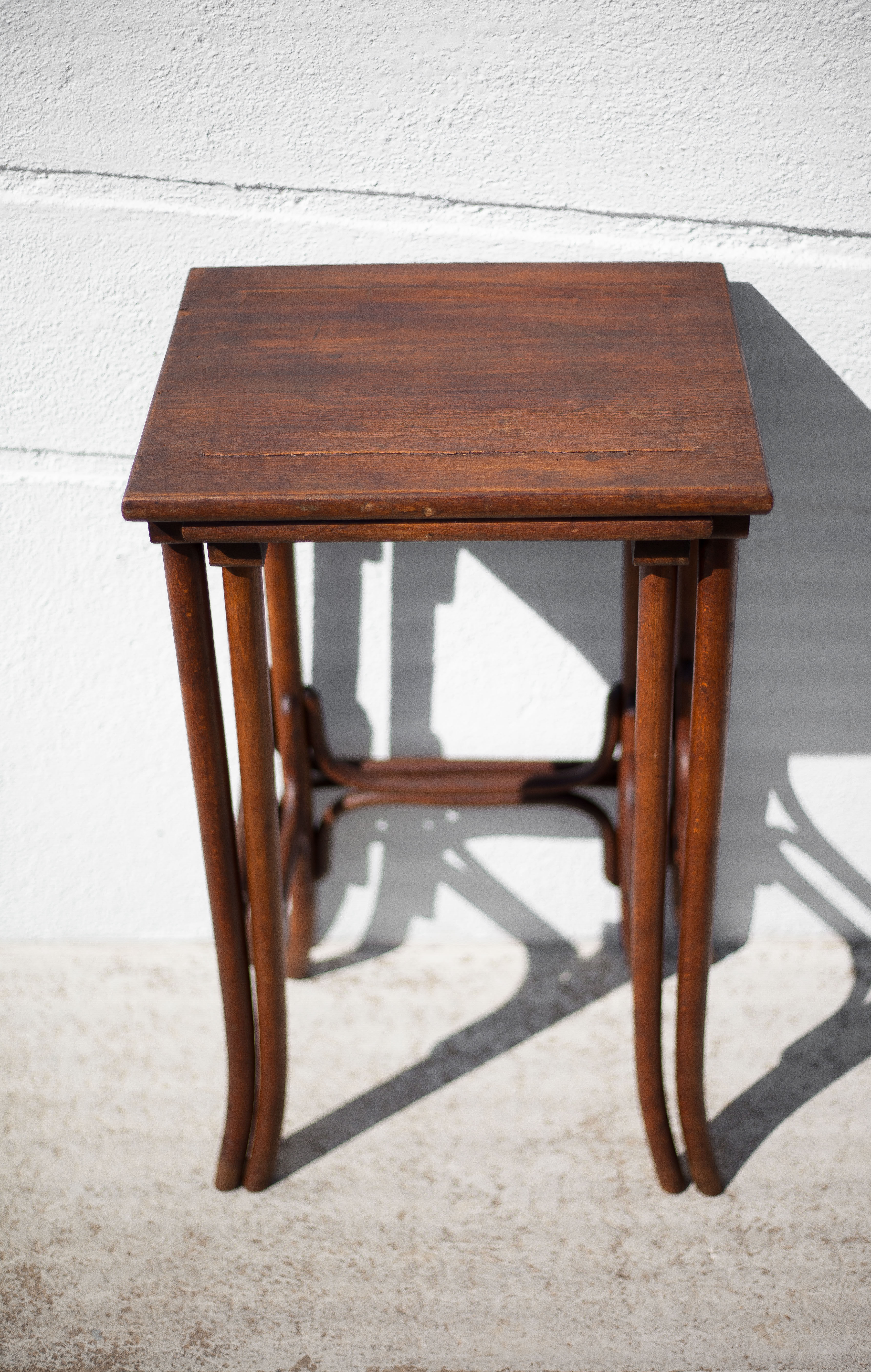 Curved wood trundle table