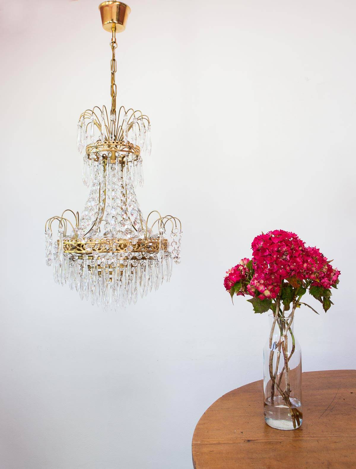 Swedish Gustavian style brass chandelier and 500 pendants circa 1960