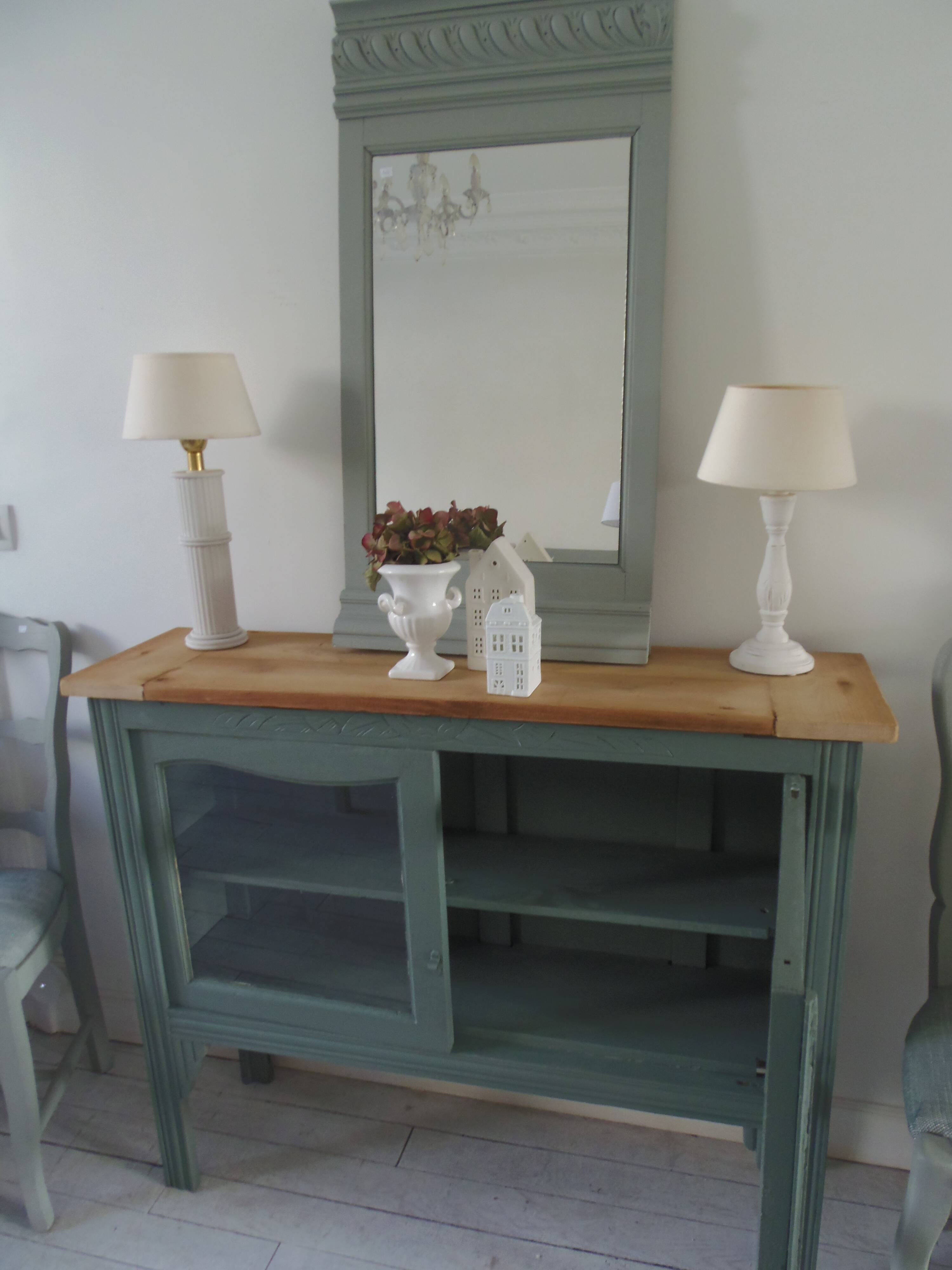 Console, sideboard, shallow display case sublimated in smoky green, wooden top.