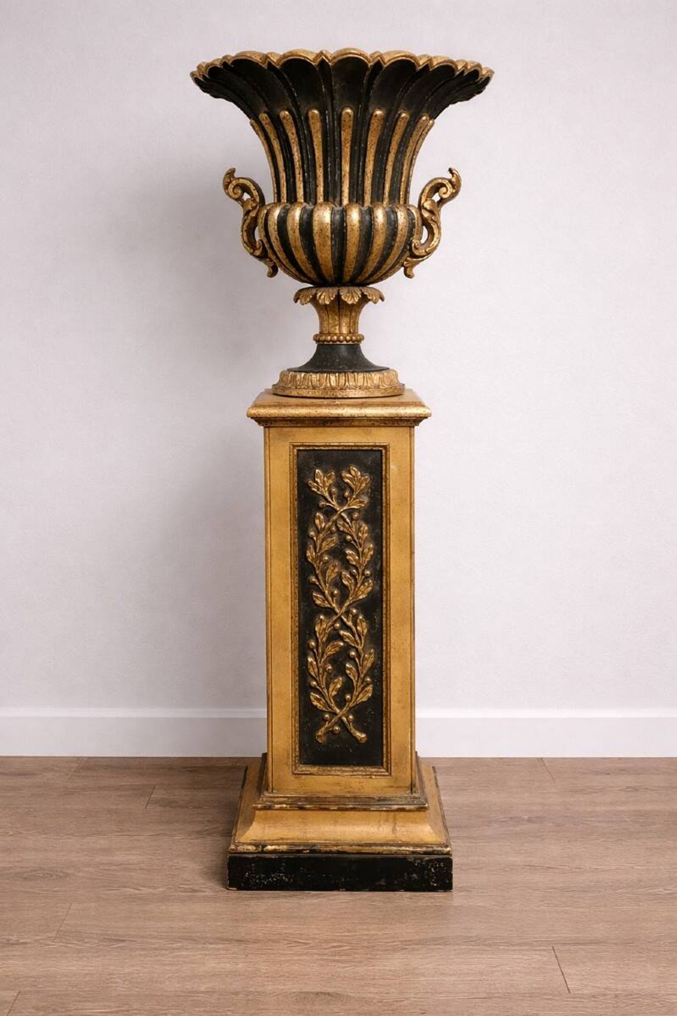 Very important decorative basin in carved and gilded wood, resting on its matching pedestal.