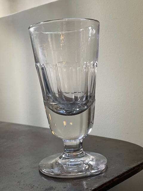 verre ancien à absinthe taillé à 12 pans