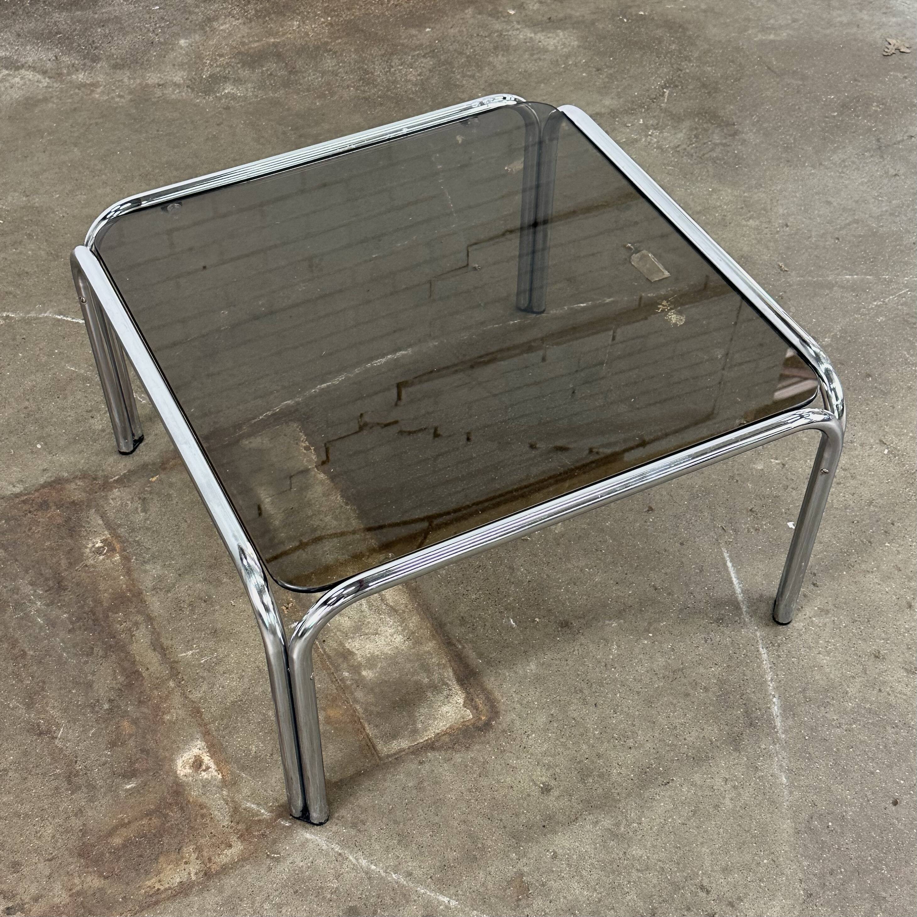 Table basse design vintage en verre fumé avec structure tubulaire
