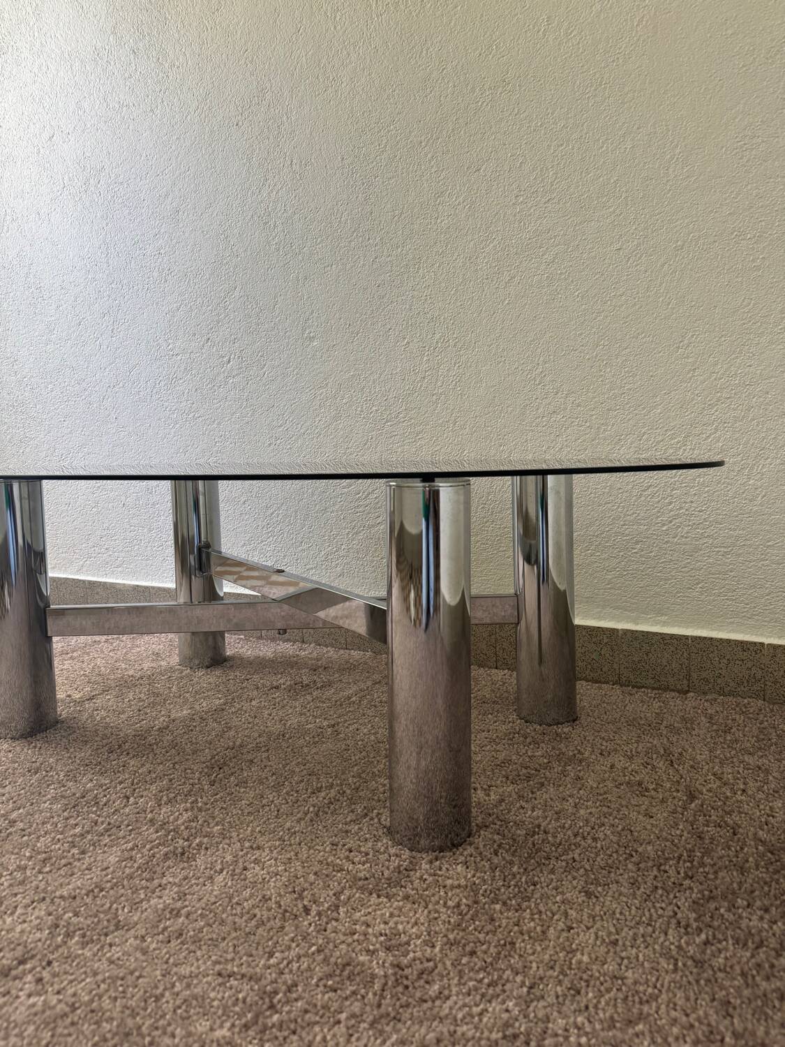 Table basse métal chromé verre fumé années 70