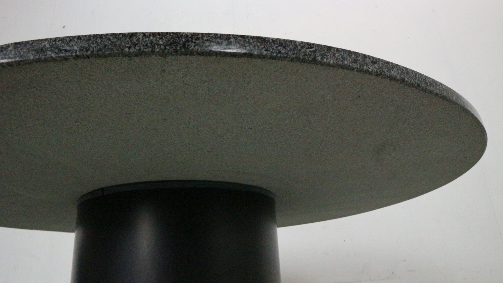 Mid-century  granite stone round coffee table, 1970's italy