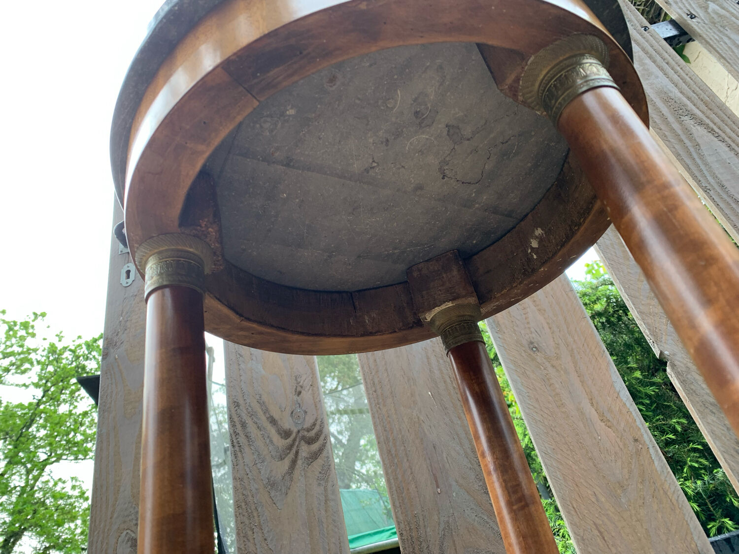 Gueridon in walnut bramble