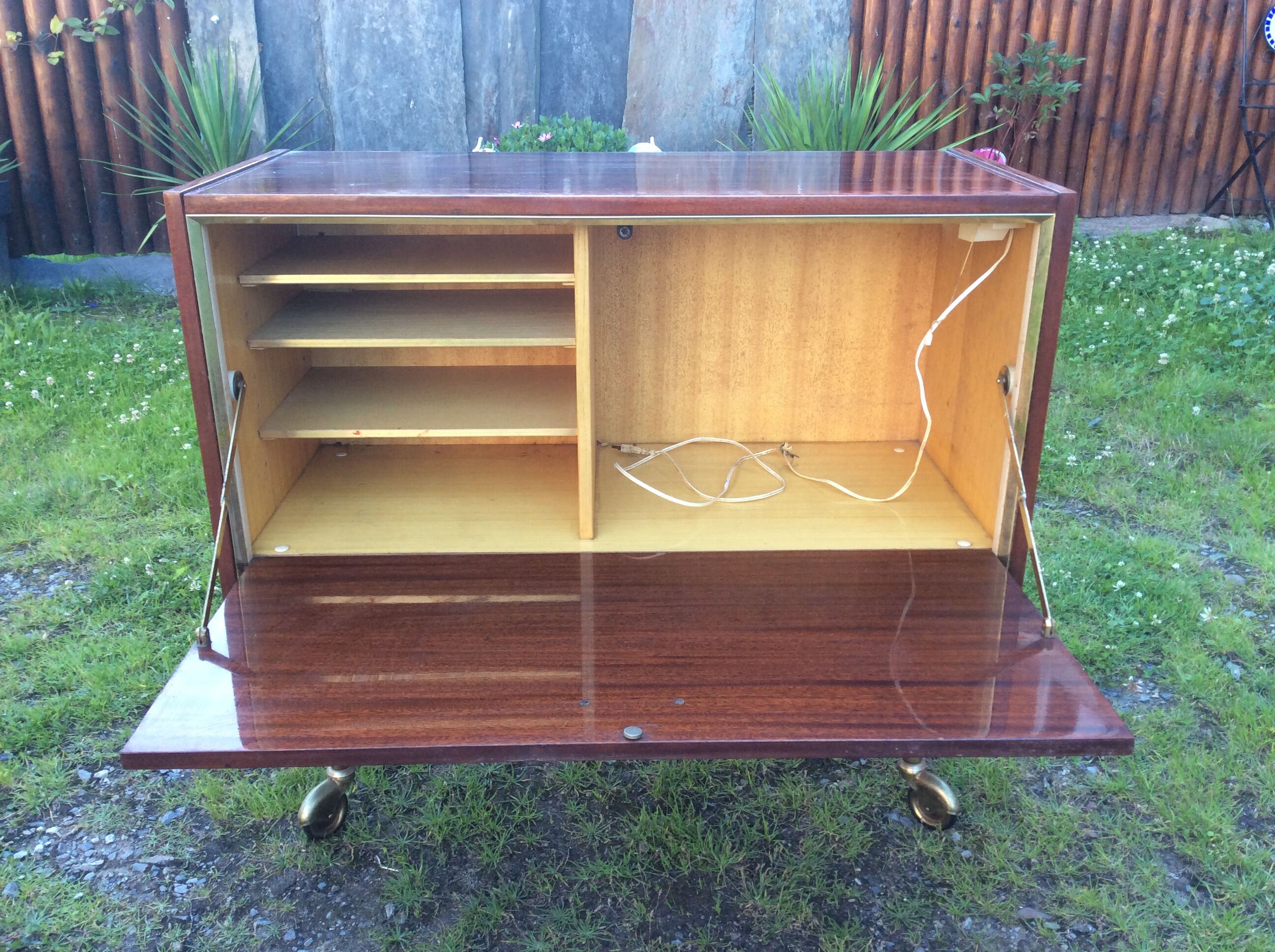 Bar vintage sur roulettes en teck à porte basculante Selency