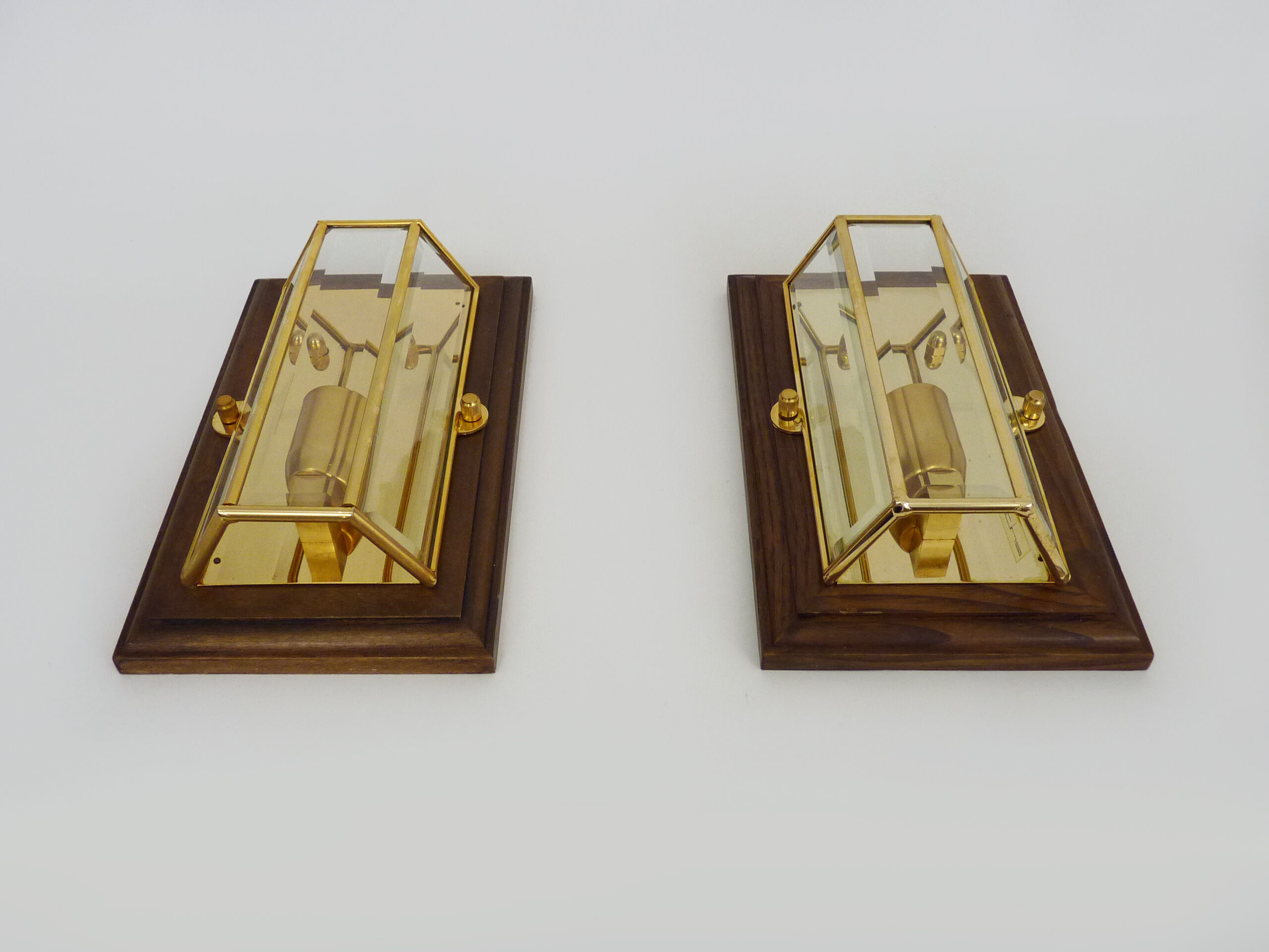 Paire d'appliques murales Sothis, structure bois, laiton et 3 faces en verre biseauté