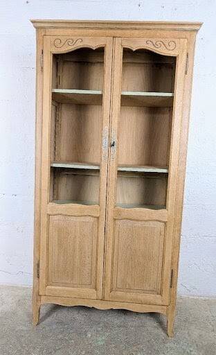 Louis XV display cabinet style