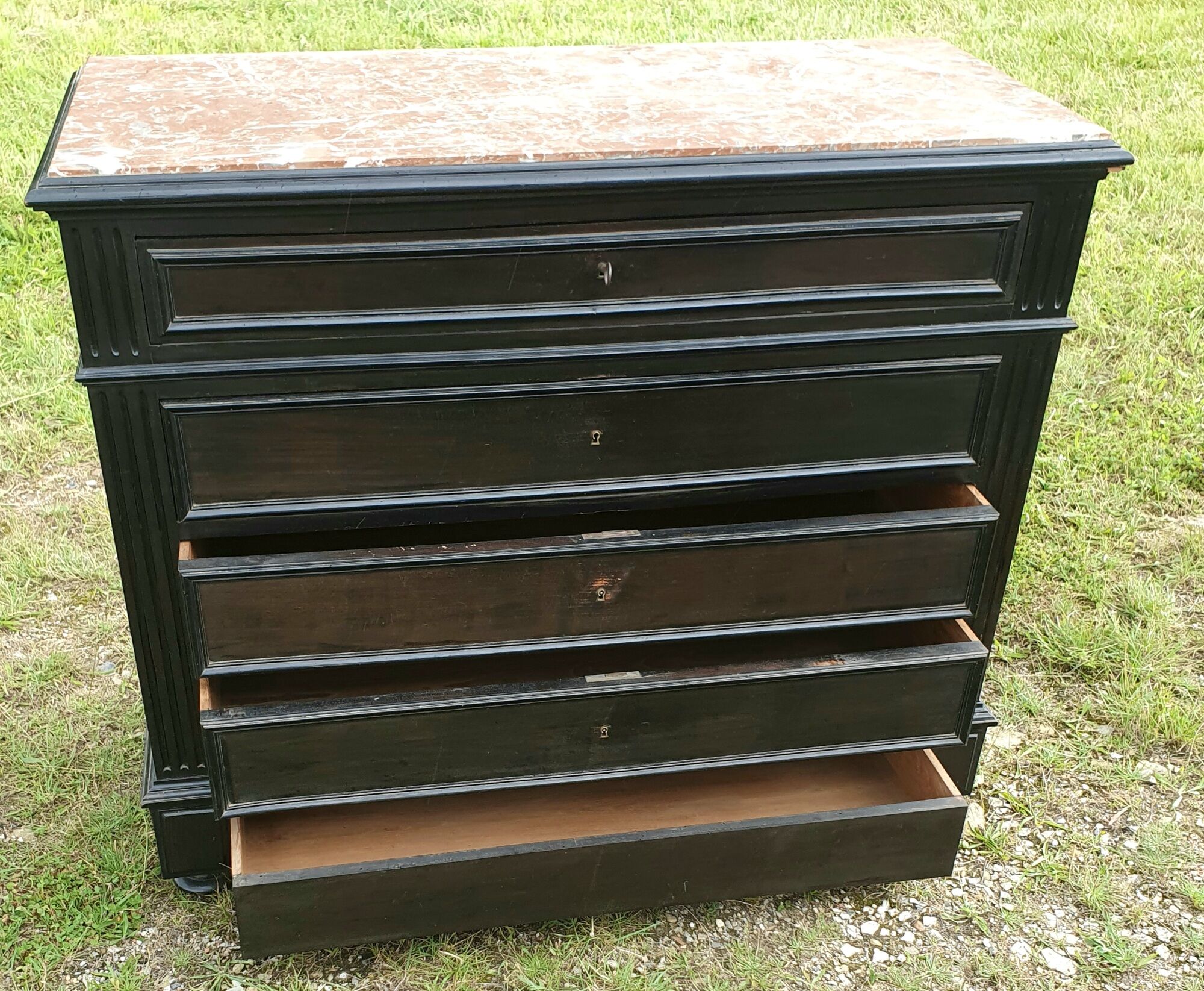 Blackened wooden chest of drawers with 5 drawers