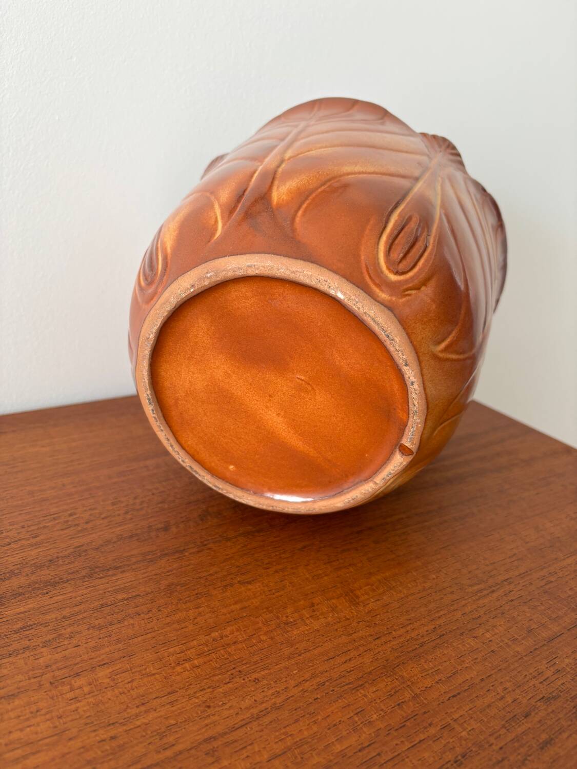Cache-pot artisanal vintage en céramique formant une fleur
