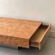 Table basse loupe d'orme tiroirs intégrés, Mahey pour Roche Bobois 1970