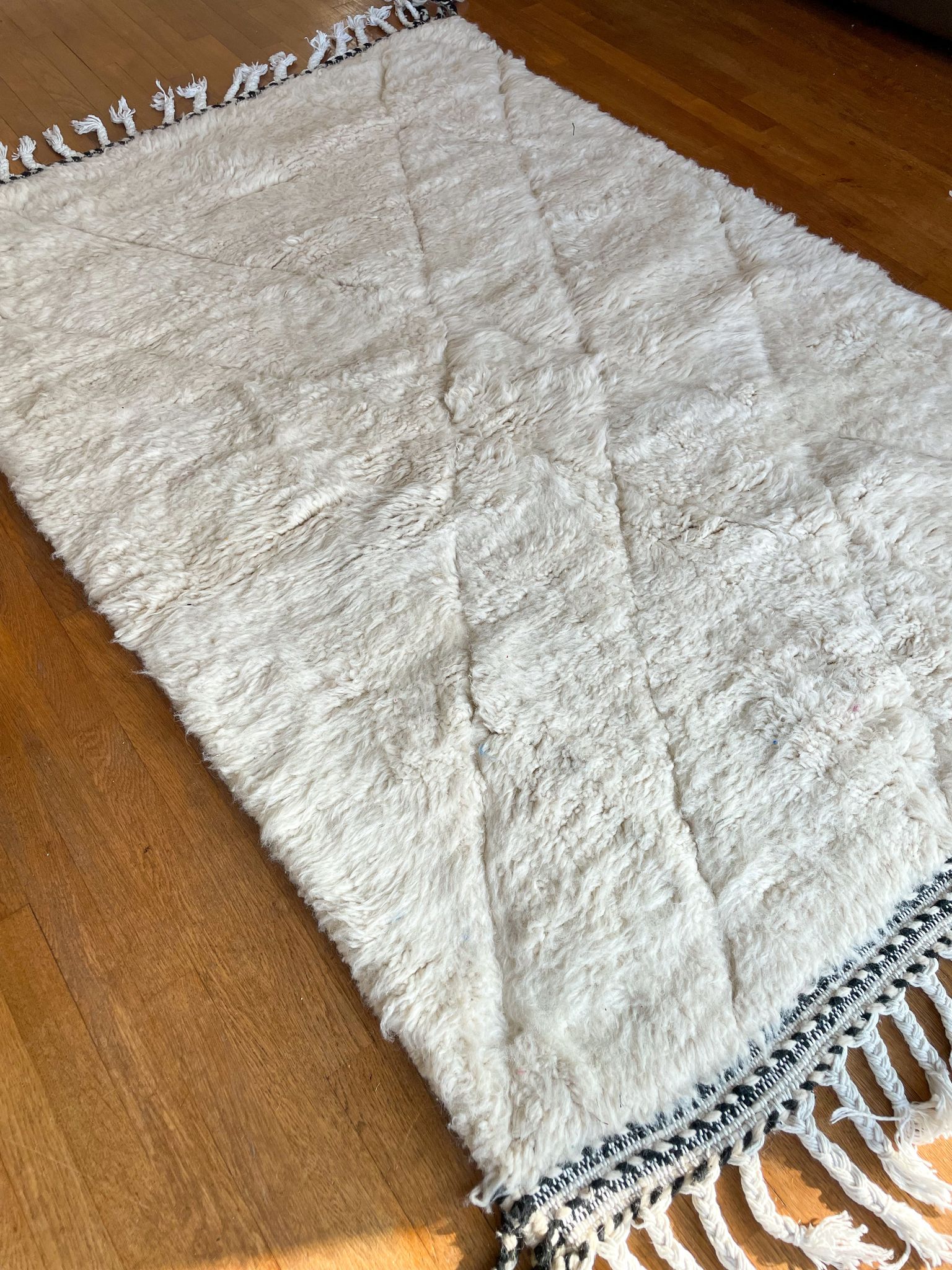 Tapis berbère béni ouarain blanc motifs à reliefs et finitions noires