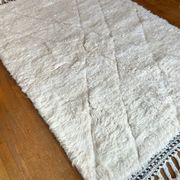 Tapis berbère béni ouarain blanc motifs à reliefs et finitions noires