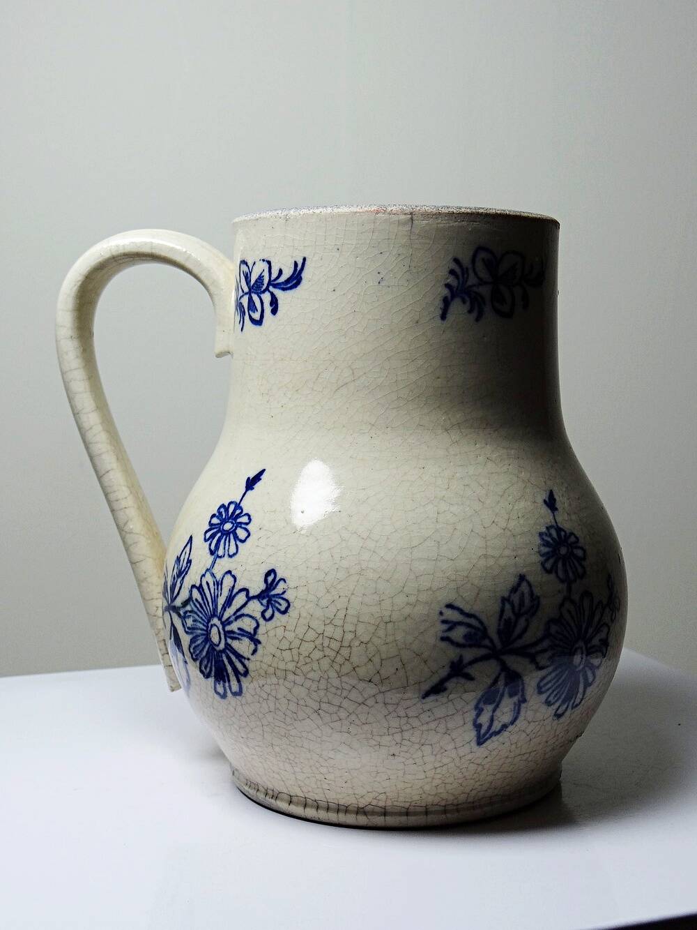 Fine earthenware pitcher with blue decoration, attributed to Saint-Uze, 19th century.