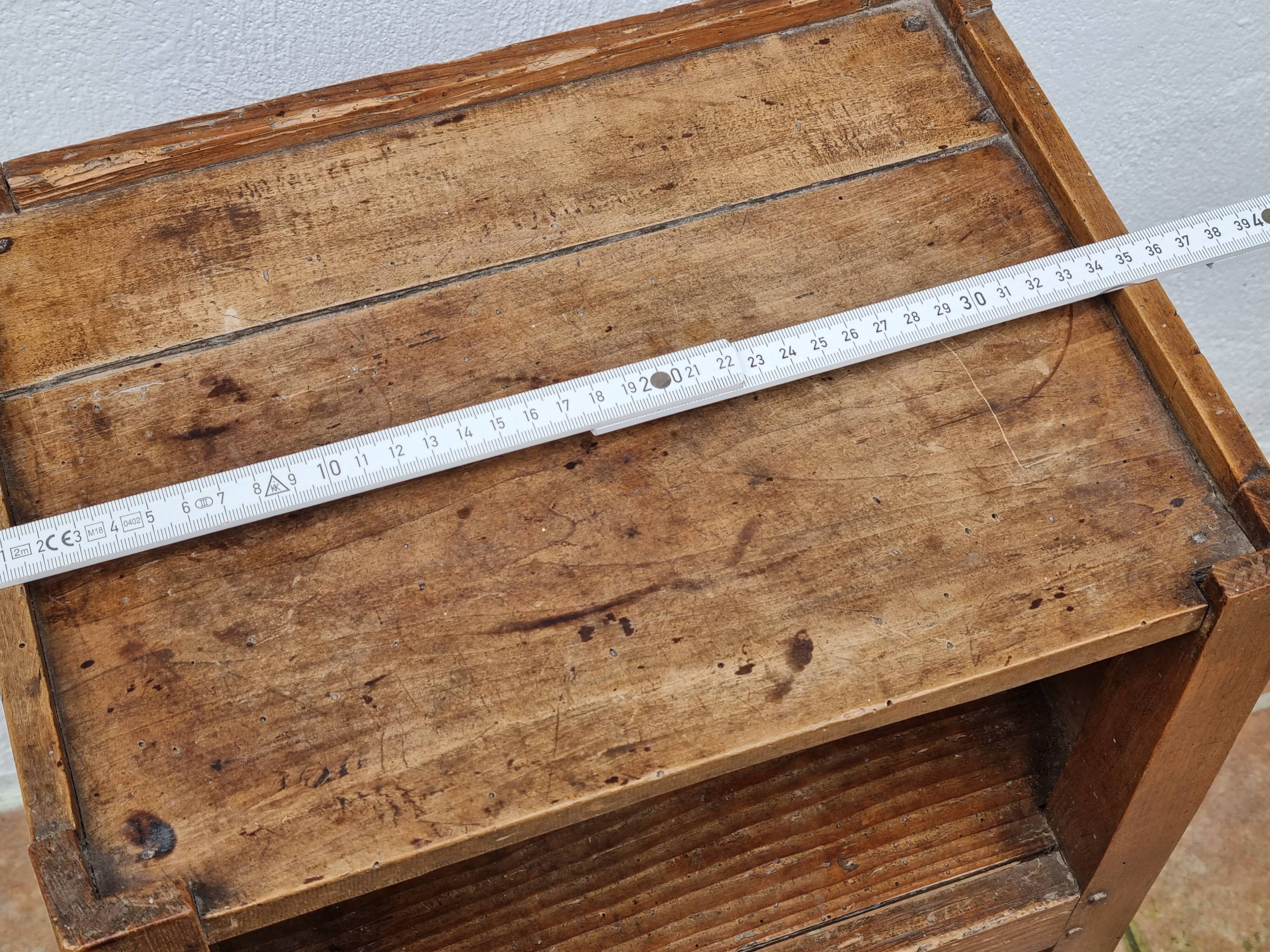 Table de chevet ancienne en bois, poignées latérales ajourées, fin XIXe