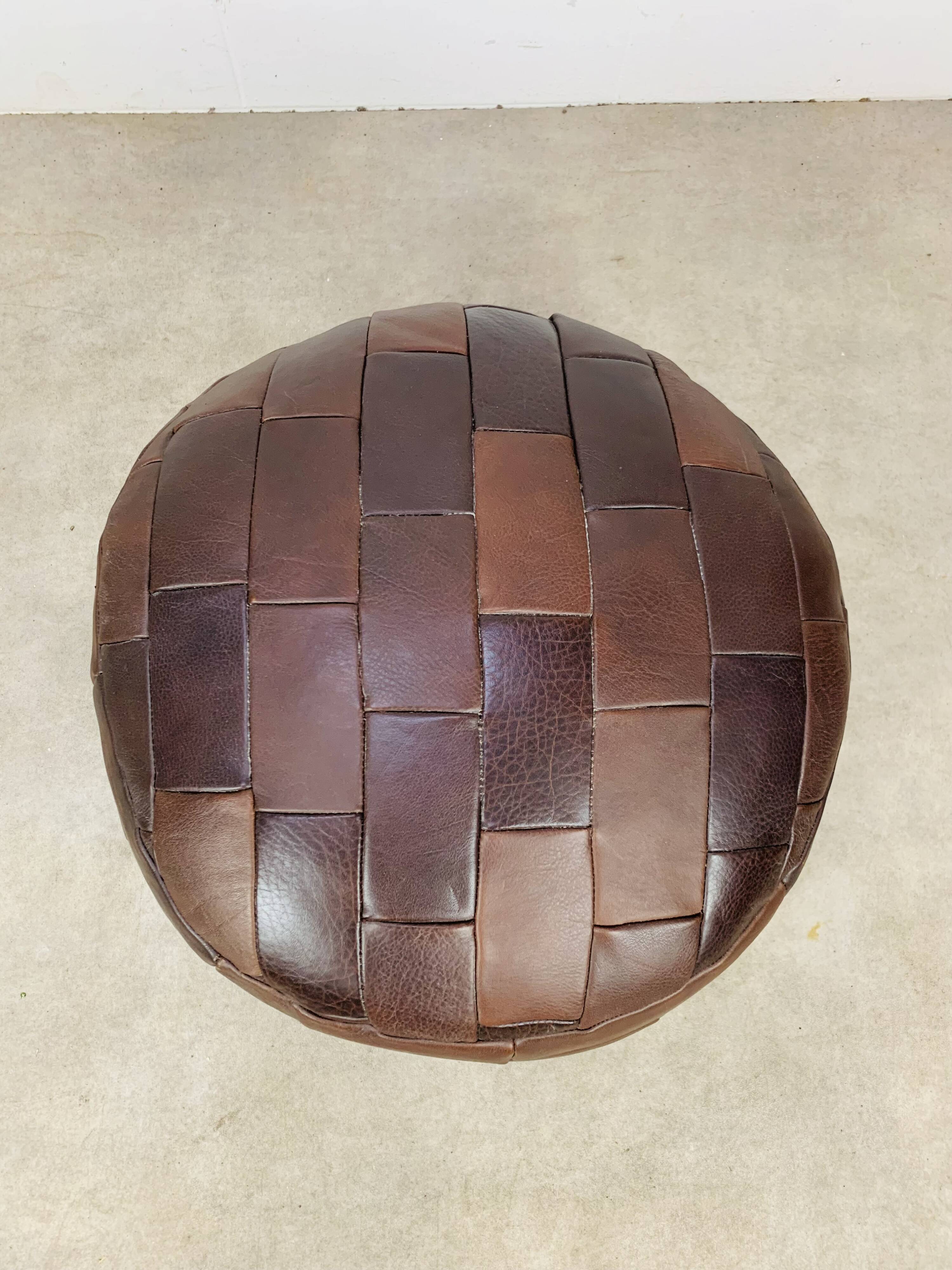 Pouf en patchwork de cuir dans le goût de De Sede, années 70