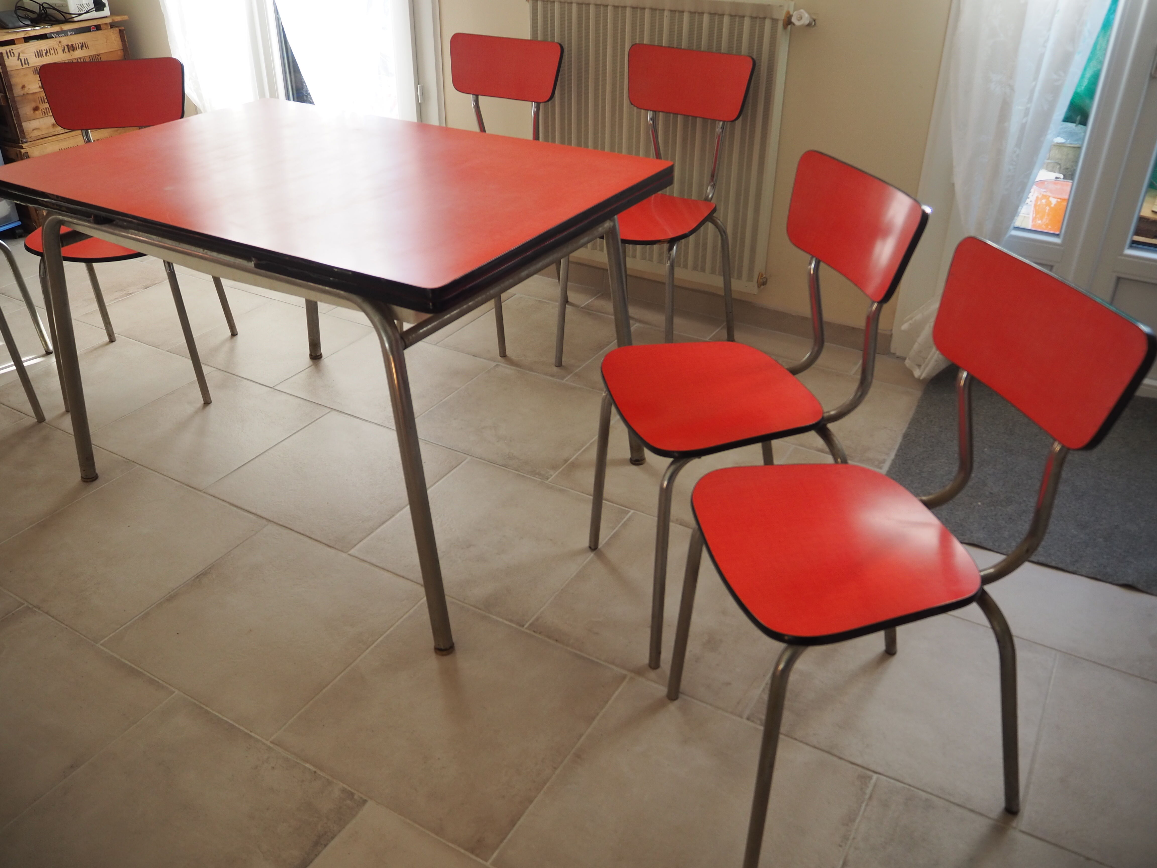 TABLE with two Italian EXTENSIONS and its 6 vintage CHAIRS of the 1970s in red color