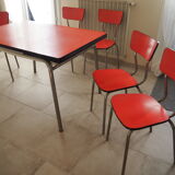 TABLE with two Italian EXTENSIONS and its 6 vintage CHAIRS of the 1970s in red color