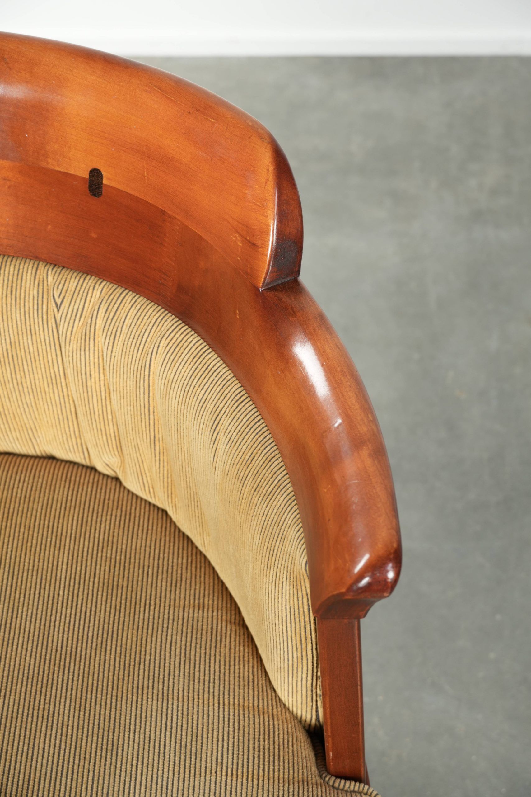 Chaise d'appoint avec un cadre en bois et un revêtement en tissu jaune.