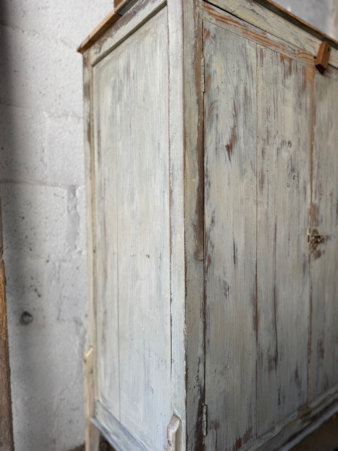 The patinated sideboard