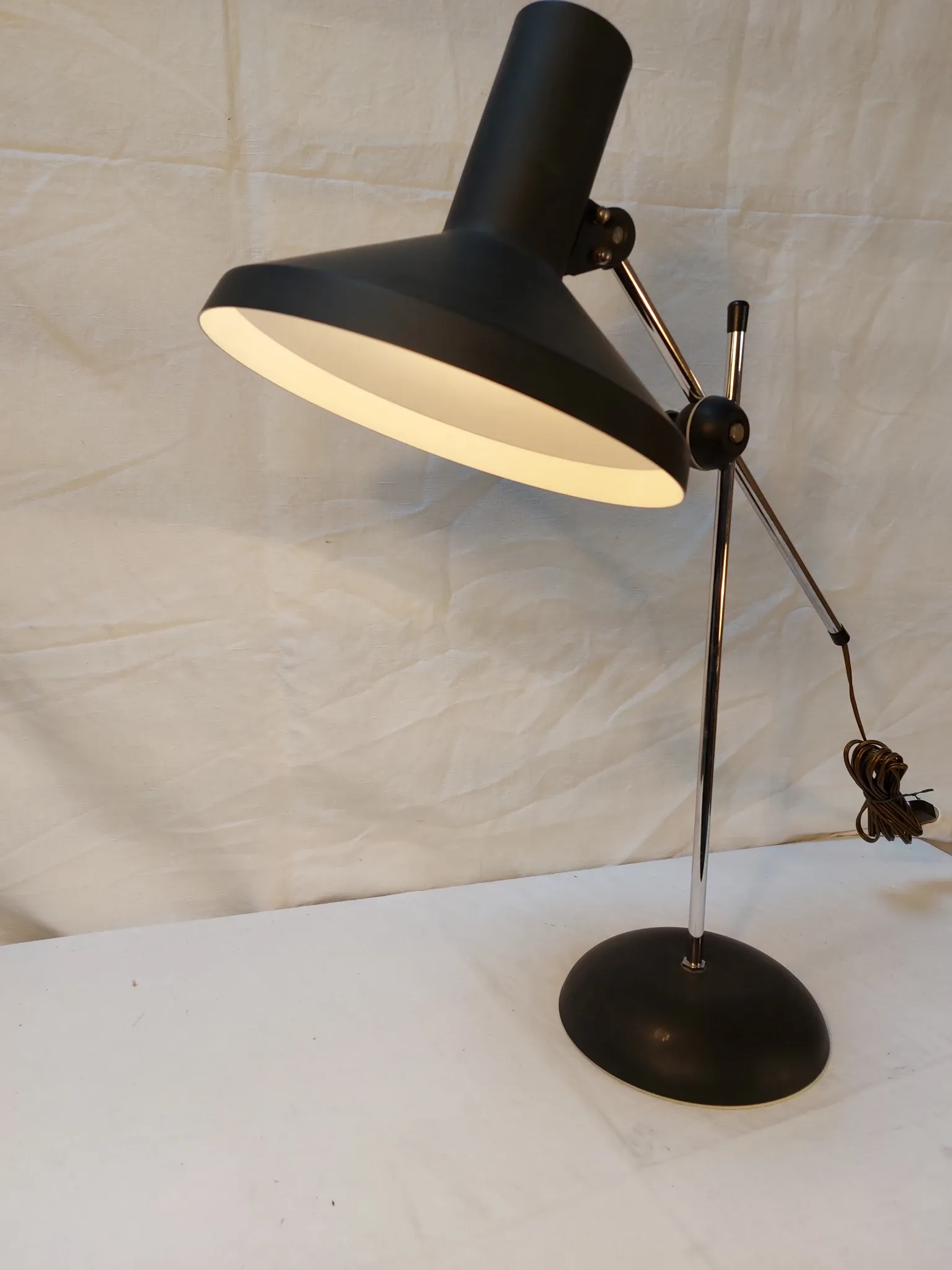 Vintage adjustable desk lamp in black metal and chrome, 1950s-70s.