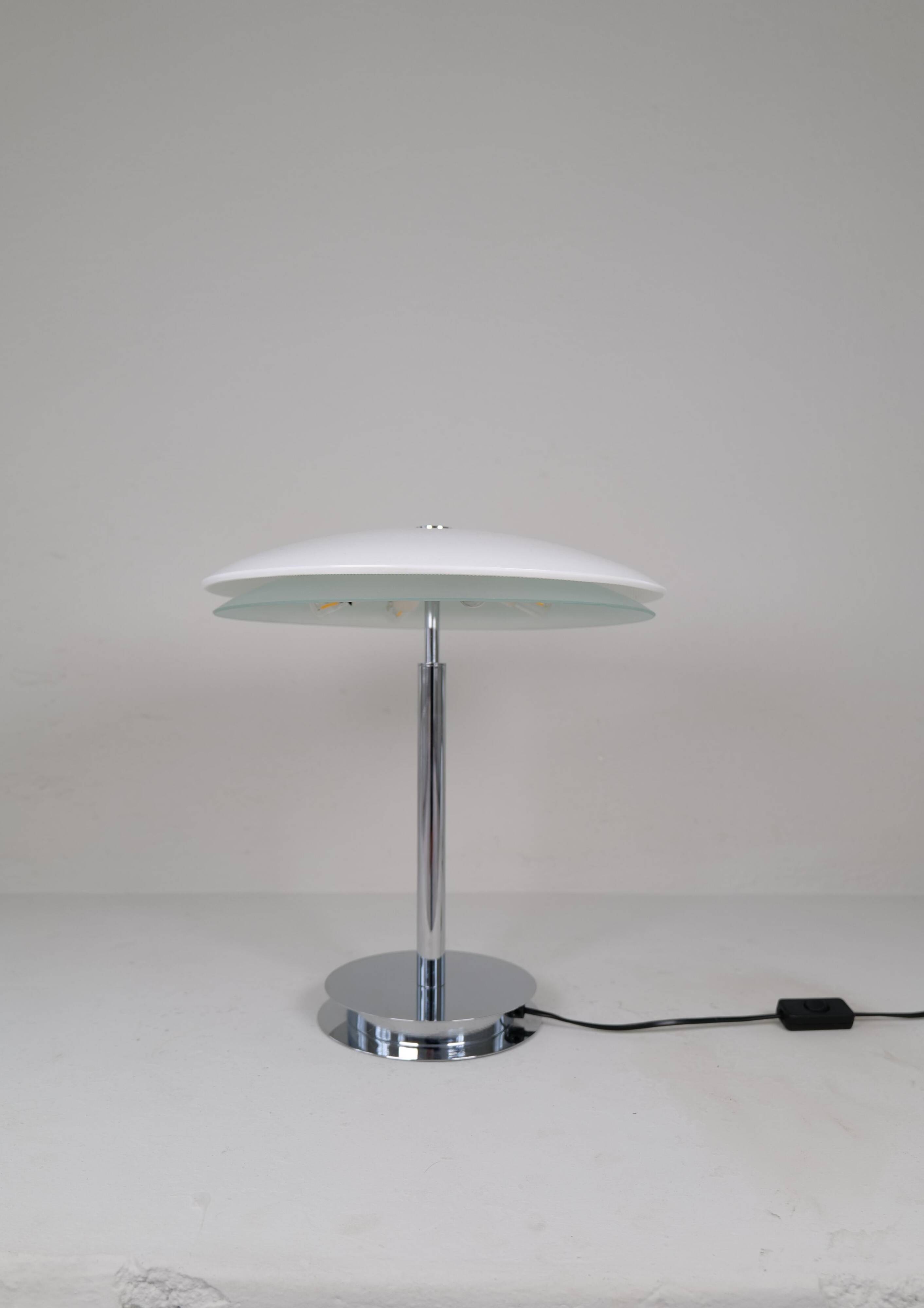 "Tris" glass table lamp by Fontana Arte from the Space Age with a chrome base, Italy, circa 2000.