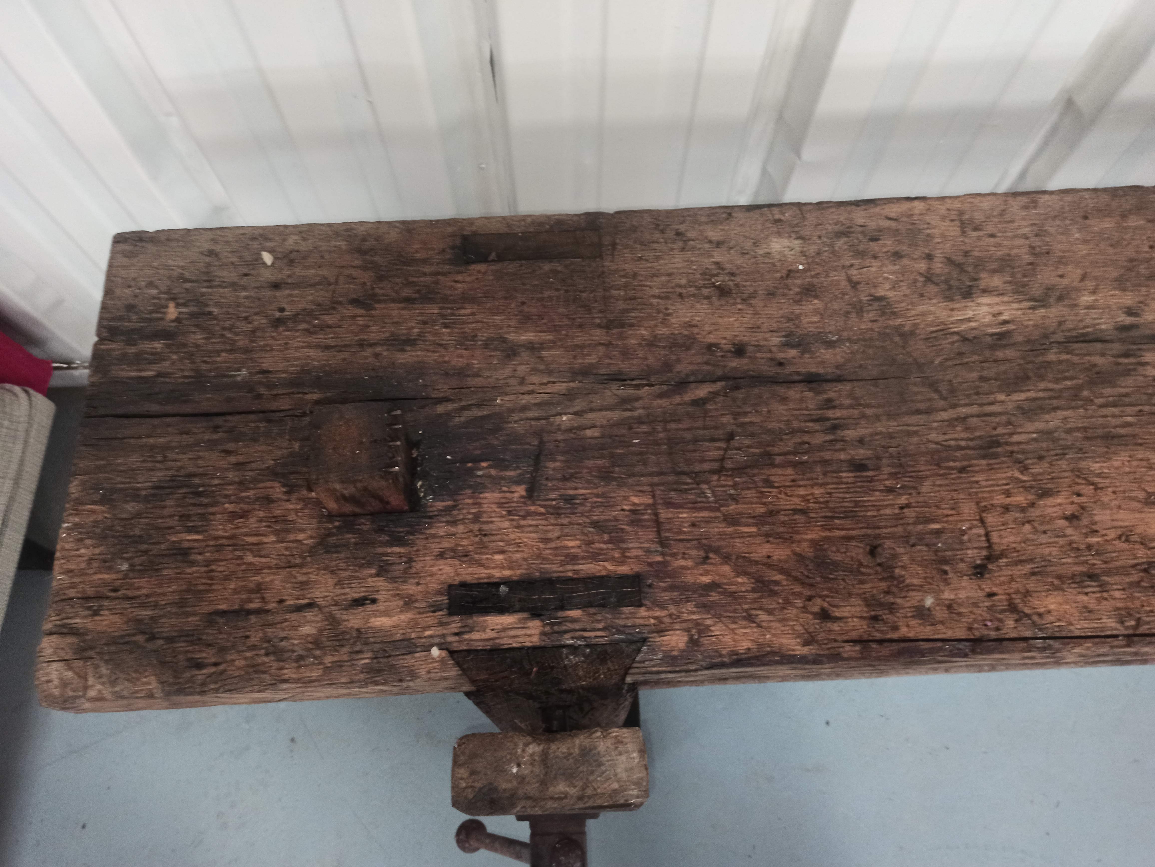 2m40 - Large old wooden workbench - vice - valet