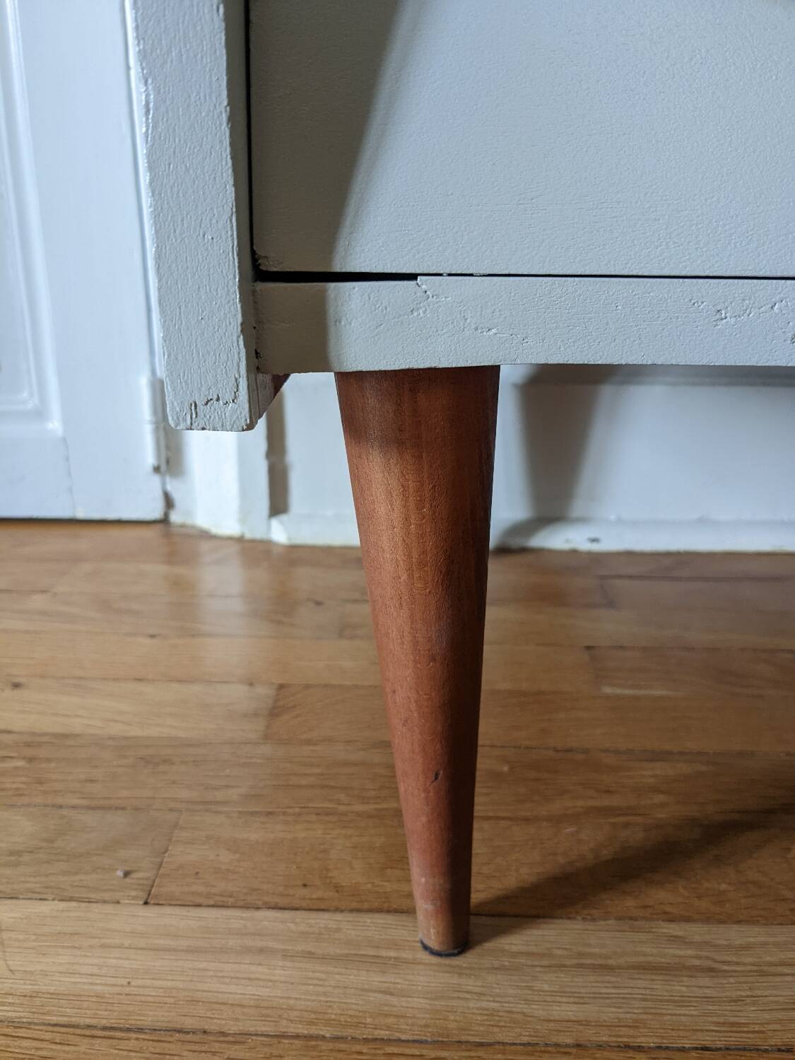 Vintage chest of drawers with spindle legs