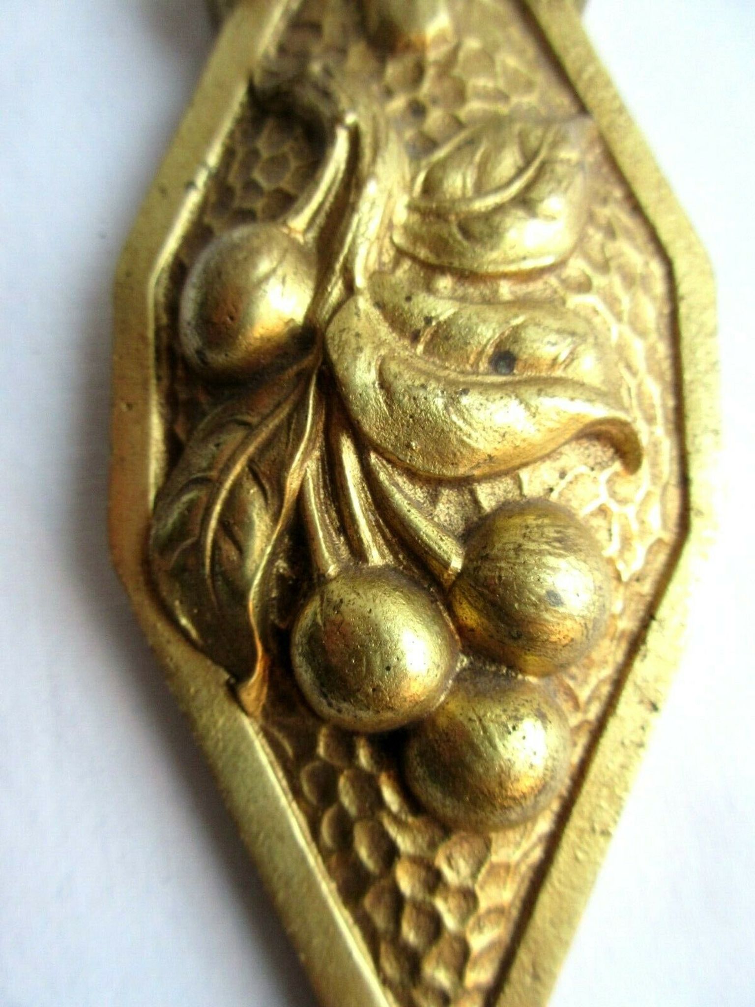 Art Deco wall light gilded bronze carved with cherries, pink tulip Rose in pink glass paste