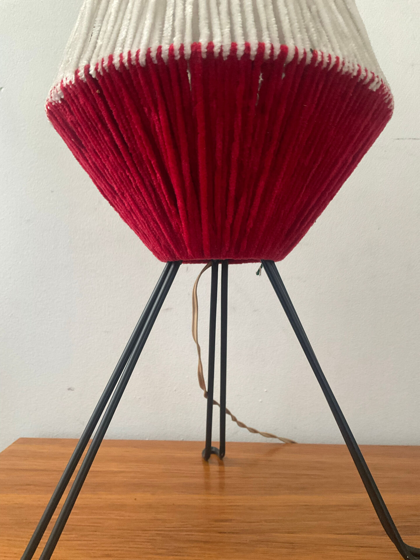 Lampe tripode en métal et laine années 50