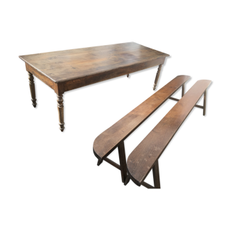 Table ferme avec deux bancs