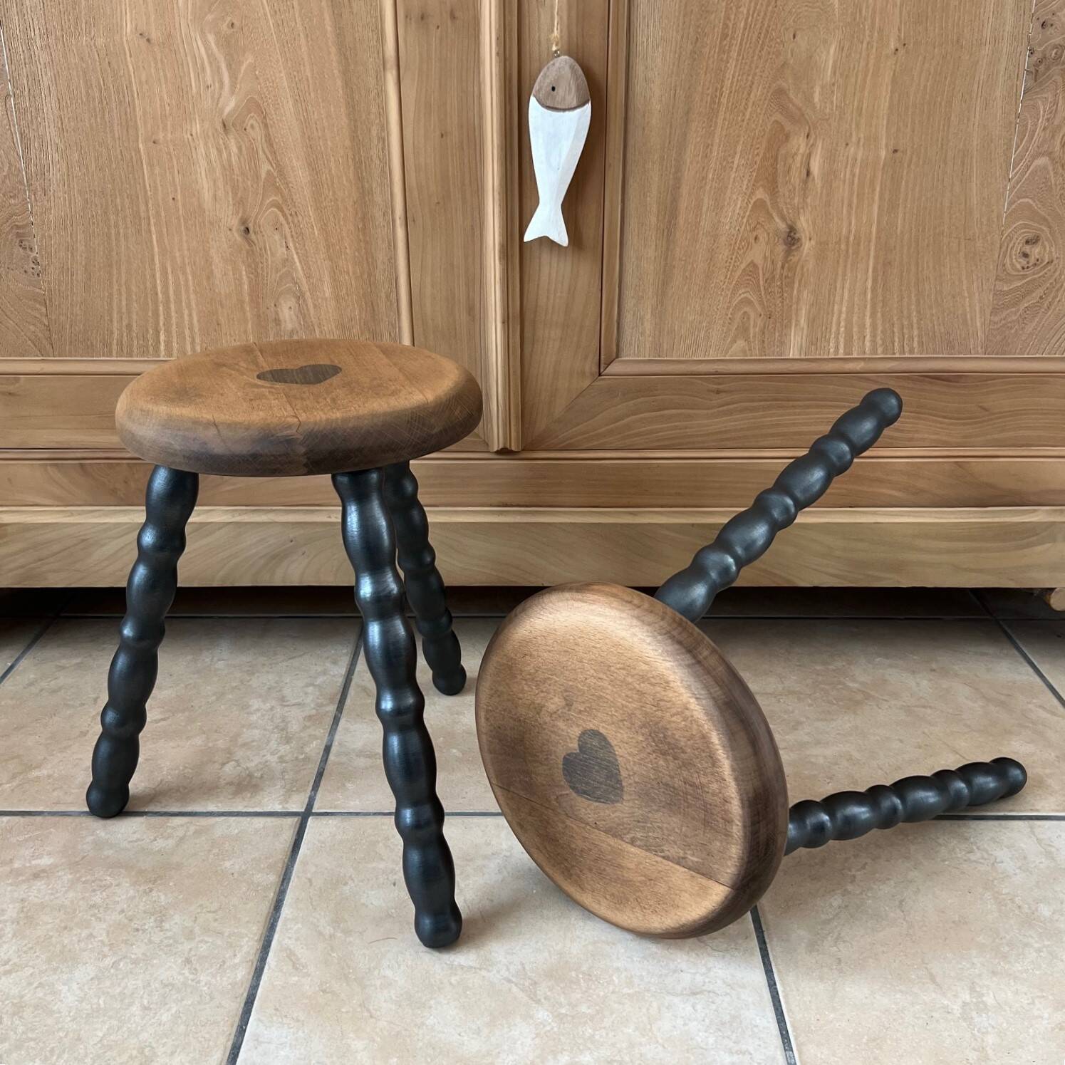 Duo de tabourets tripodes
