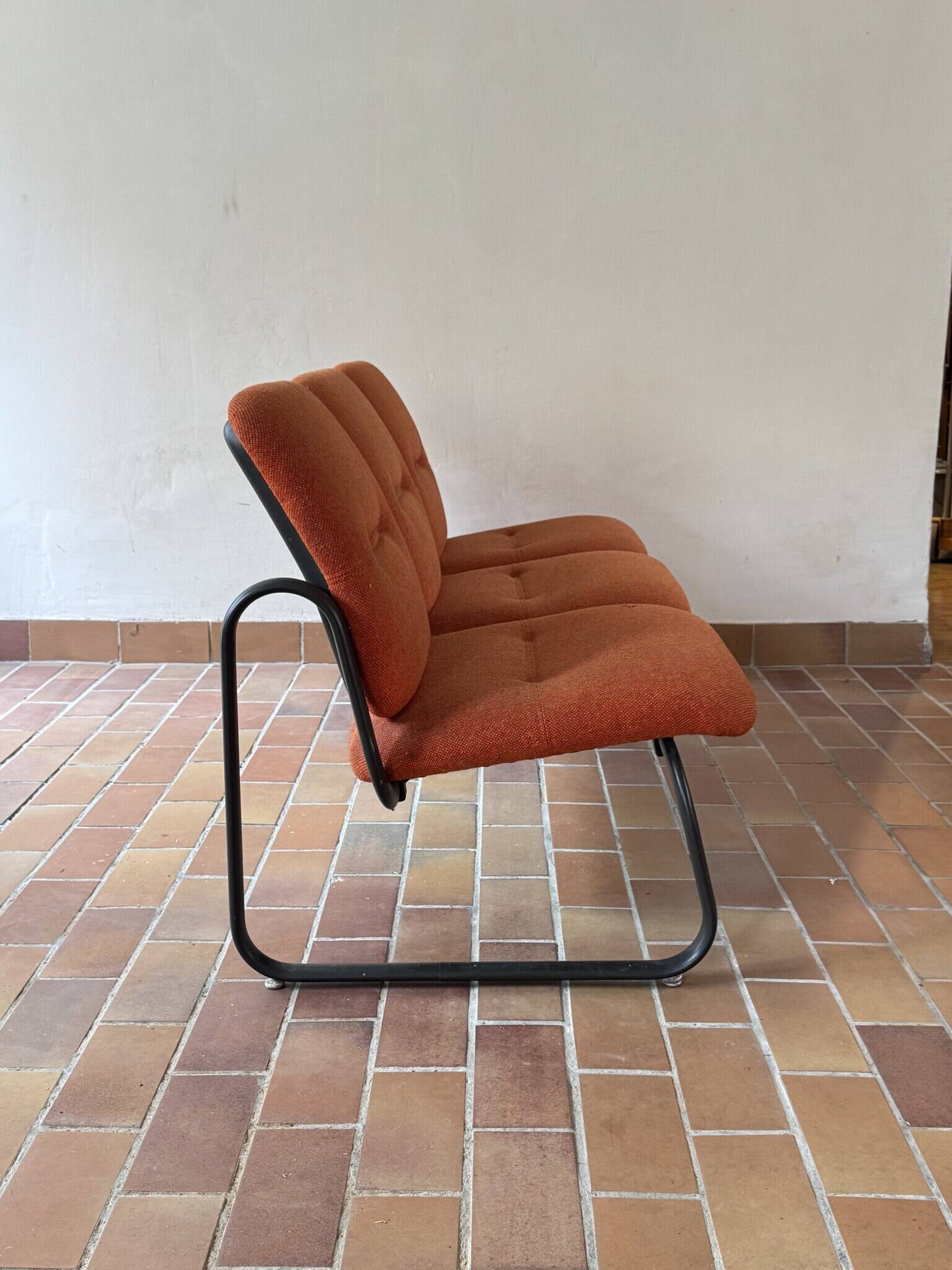 Strafor 3-seater bench, orange upholstery and sled base, 1970s.