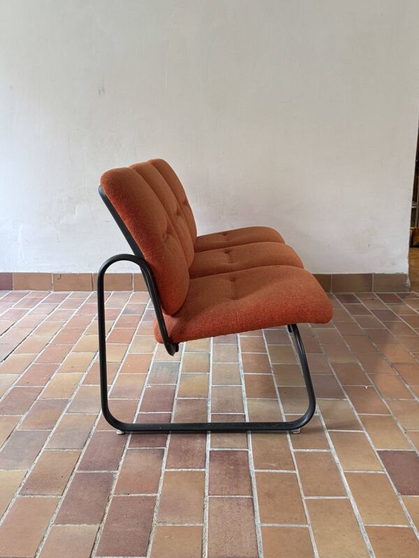 Banquette Strafor 3 places, lainage orange et piétement luge, années 70