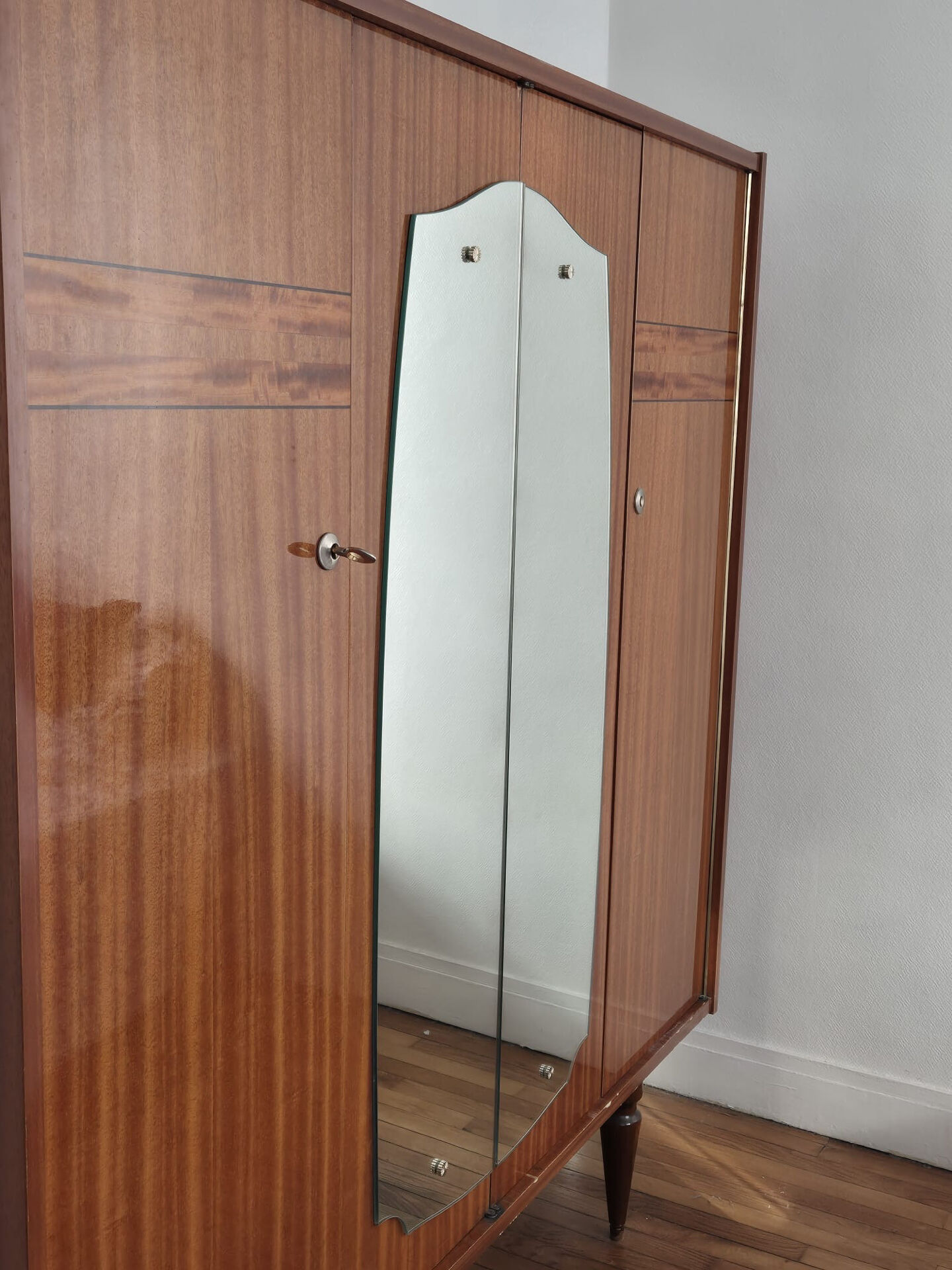 Armoire vintage en bois vernis