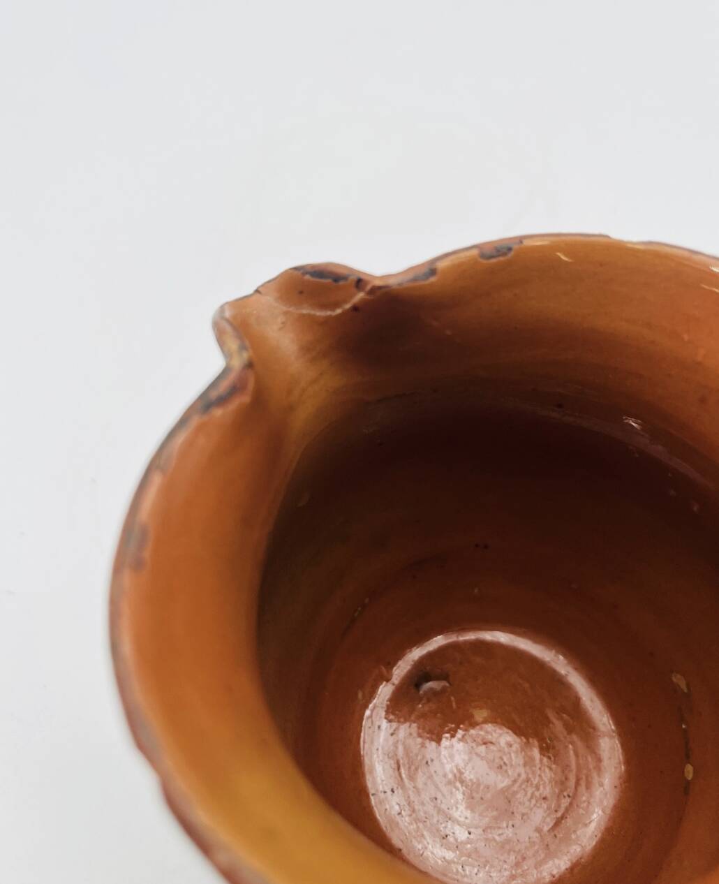 Petit pichet savoyard en terre cuite vernissée noir à pois - 637010