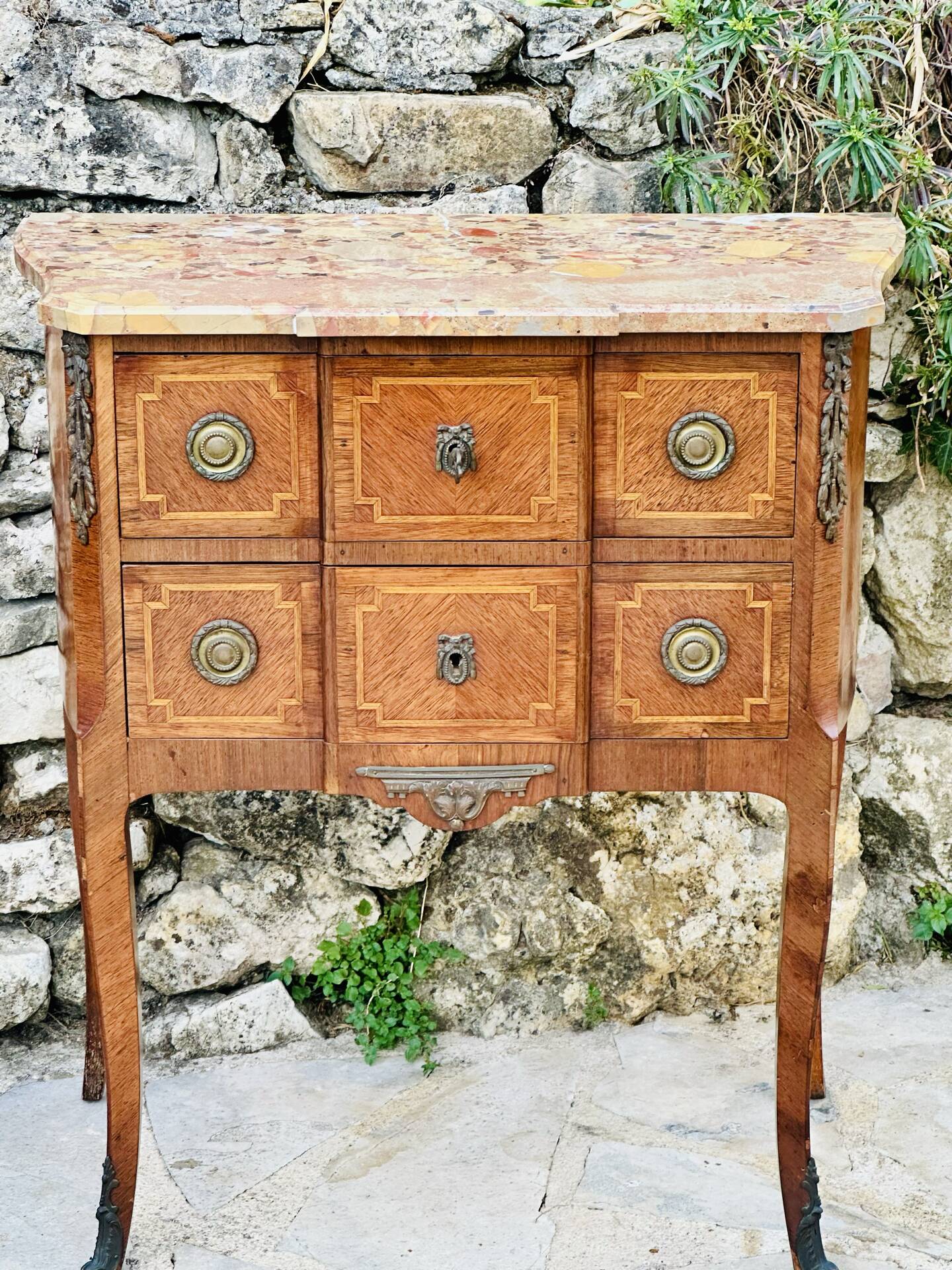 Commode sauteuse à ressaut en Marqueterie de bois de style Transition 