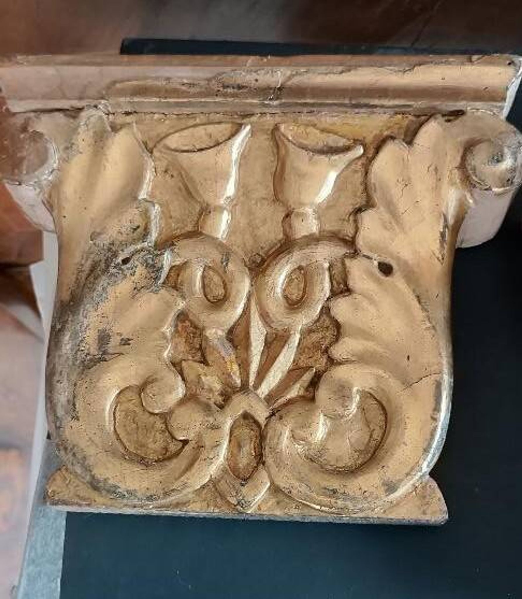 Paire d'anciennes frises en bois sculpté et doré