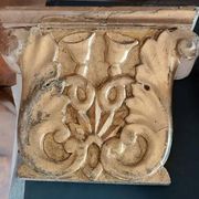 Paire d'anciennes frises en bois sculpté et doré