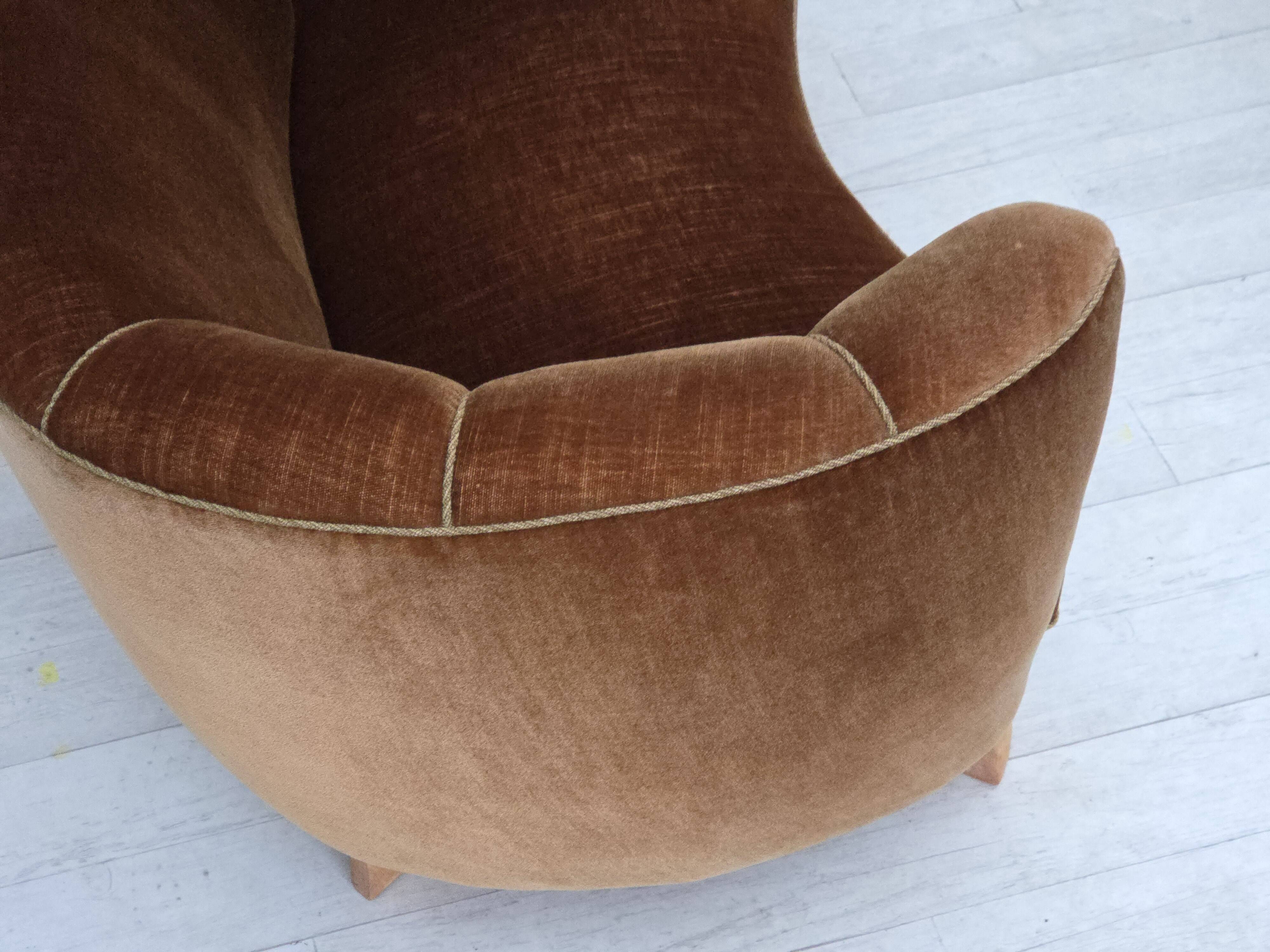 Canapé courbé danois 2 places des années 1960, en velours d'ameublement marron.