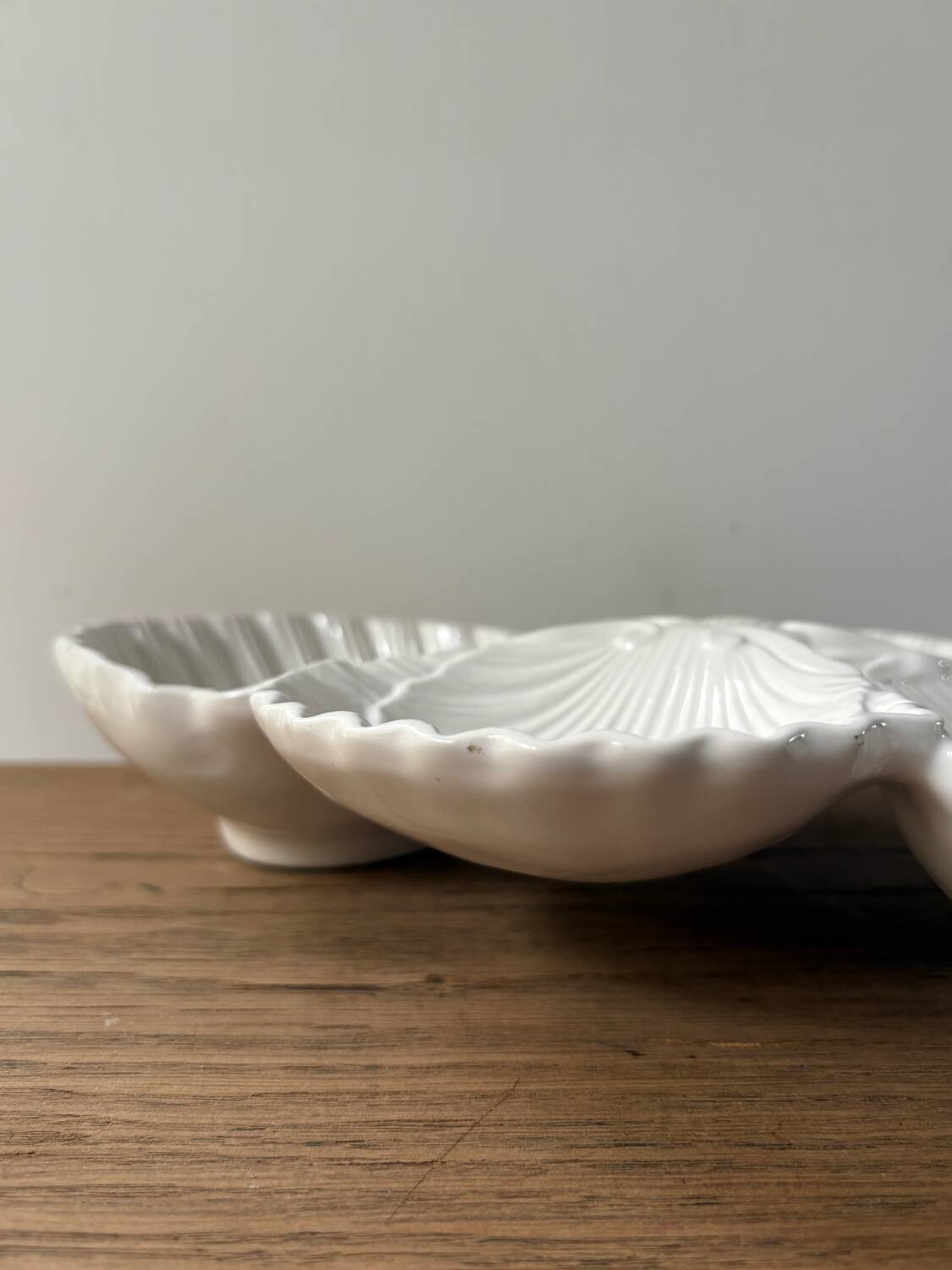 Ceramic shell-shaped serving dish