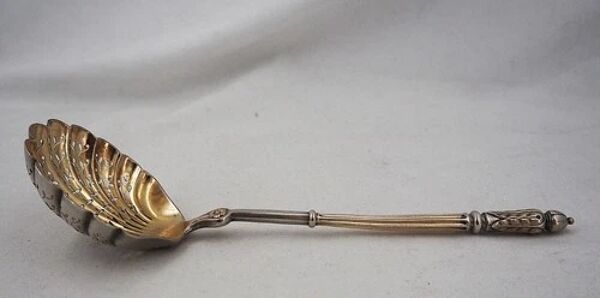 Puiforcat, cuillère à saupoudrer, argent massif, manche à la russe, vermeil.